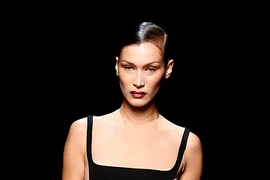 Bella Hadid thần thái lạnh lùng, mặc đồ cut-out kỳ lạ trên sàn catwalk