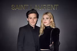 Con trai David Beckham và bạn gái mặc đồ đôi, tình tứ nắm tay dạo phố