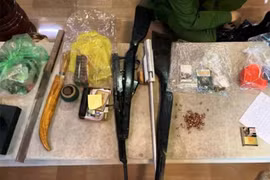 Đột kích tụ điểm đối tượng cộm cán ở Quảng Bình, phát hiện ma túy, súng và kiếm nhật