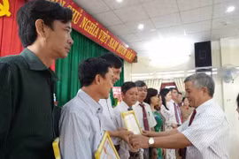 Kông Chro: Gặp mặt cán bộ, nhân viên ngành y nhân ngày 27-2