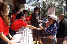 Tặng khẩu trang và dung dịch nước rửa tay cho người dân