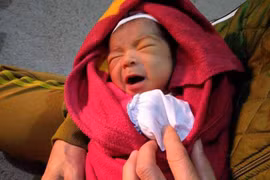 Bé trai sơ sinh bị bỏ rơi trước cổng tịnh xá Ngọc Lai