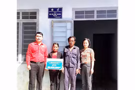 Gia Lai: Tặng 4 nhà "Mái ấm tình thương" cho phụ nữ biên cương