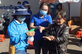 Phát miễn phí 2.000 chai nước rửa tay khô nano bạc phòng-chống Covid-19