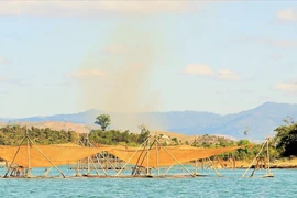 Một ngày ở làng chài trong hồ thủy điện Sê San 4