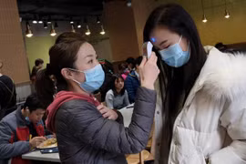 WHO tiết lộ con đường chính lan truyền virus corona chết người