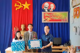 Chư Sê: Thăm tặng quà các cơ sở Y tế