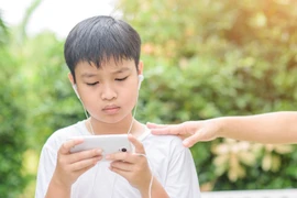 Lạm dụng điện thoại thông minh dễ gây chán nản ở tuổi teen