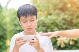 Lạm dụng điện thoại thông minh dễ gây chán nản ở tuổi teen