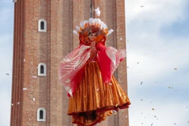 ''Thiên sứ bay'' lộng lẫy mở màn lễ hội Carnival Venice ở Italy