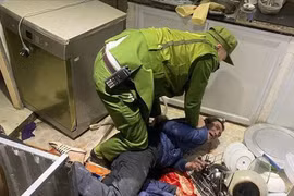 Anh 'ngáo đá' đốt xe máy, dùng dao uy hiếp gia đình em gái, đâm chết em rể