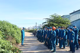 UBND phường Diên Hồng ra quân dọn dẹp vệ sinh môi trường