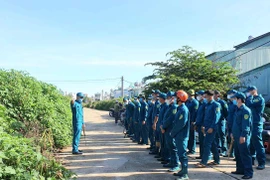 UBND phường Diên Hồng ra quân dọn dẹp vệ sinh môi trường