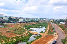 Bên con suối chảy giữa lòng Phố núi