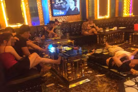 Bắt quả tang quán karaoke có "tay vịn" hoạt động trái phép giữa mùa dịch