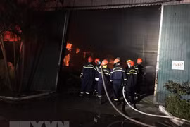 TT-Huế: Thức xuyên đêm để khống chế đám cháy ở công ty dệt may