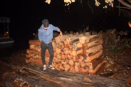 Trục vớt gỗ cất giấu trái phép dưới lòng hồ Thuỷ điện Sê San 4