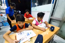 Trẻ nhập cư 'khát' chữ