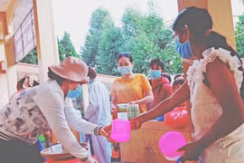 Thảo thơm những suất cháo từ thiện