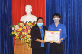 Tỉnh Đoàn Gia Lai tặng bằng khen cho học sinh xung kích vào tâm dịch