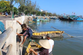 Tuổi thơ nhọc nhằn: 'Siêu nhí' đi biển