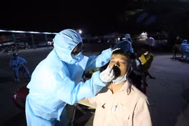 Gia Lai: Trắng đêm lấy mẫu xét nghiệm và giám sát y tế người về TP. Hồ Chí Minh