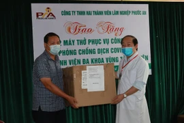 Trao tặng máy thở điều trị Covid-19 cho Bệnh viện vùng Tây Nguyên