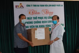 Trao tặng máy thở điều trị Covid-19 cho Bệnh viện vùng Tây Nguyên