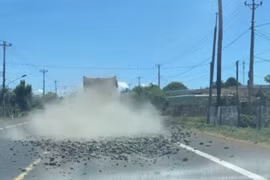 Gia Lai: Chở đá rơi vãi trên đường, tài xế bị Cảnh sát Giao thông yêu cầu quay lại dọn dẹp