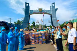 Gia Lai hỗ trợ phương tiện phòng hộ và nhu yếu phẩm cho 3 tỉnh Đông Bắc Campuchia