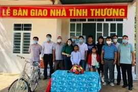 Trao tặng "Nhà tình thương" cho học sinh khuyết tật ở Đak Đoa