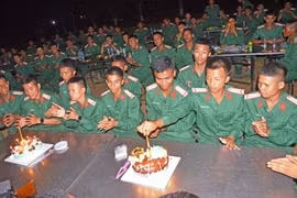 Ấm áp sinh nhật đồng đội ở Tiểu đoàn Bộ binh 50