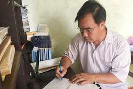 Hoàng Văn Soạn: Vận động dân làng xóa bỏ tập tục lạc hậu