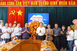 Chủ tịch UBND tỉnh Trương Hải Long thăm, chúc mừng Sở GD-ĐT nhân ngày 20-11