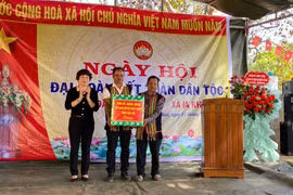 Bí thư Đảng ủy Khối các Cơ quan và Doanh nghiệp tỉnh Gia Lai dự Ngày hội Đại đoàn kết tại huyện Ia Grai