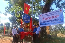 Khánh thành công trình "Thắp sáng đường quê" tại làng Tung Chúc