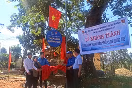 Khánh thành công trình "Thắp sáng đường quê" tại làng Tung Chúc