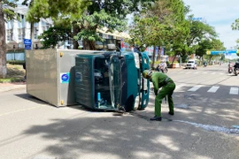 Pleiku: Va chạm với xe tô tô bán tải, xe tải lật ngang giữa đường