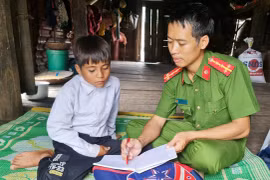 Công an xã Pờ Tó quan tâm đùm bọc học sinh nghèo