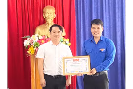 Tỉnh Đoàn tặng bằng khen gương người tốt, việc tốt cho Chi đoàn Trung tâm Y tế huyện Chư Prông