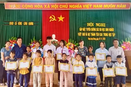 Kông Lơng Khơng: Khen thưởng 25 học sinh vượt khó, đạt thành tích cao trong học tập