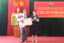 Chủ tịch Ủy ban MTTQ Việt Nam tỉnh Hồ Văn Điềm nhận Huy hiệu 30 năm tuổi Đảng