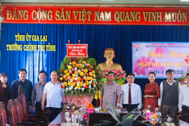 Phó Bí thư Tỉnh ủy Rah Lan Chung thăm, chúc mừng Trường Chính trị nhân ngày 20-11