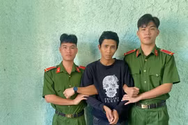 Kon Tum: Bị vây bắt, người vận chuyển heroin lao xe máy vào lực lượng công an  