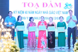 Mang Yang và Kbang khen thưởng nhiều cá nhân có nhiều đóng góp cho sự phát triển của ngành Giáo dục