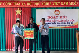 Trưởng ban Dân vận Tỉnh ủy Võ Thanh Hùng dự ngày hội Đại đoàn kết toàn dân tộc tại buôn Chư Jut