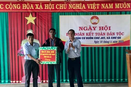 Trưởng ban Dân vận Tỉnh ủy Võ Thanh Hùng dự ngày hội Đại đoàn kết toàn dân tộc tại buôn Chư Jut