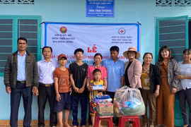 Bàn giao nhà và tặng quà cho hộ nghèo huyện Chư Prông, Chư Sê