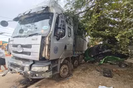 Pleiku: Xe tải mất lái lao vào dải phân cách rồi đâm xe ô tô