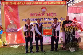 Chỉ huy trưởng Bộ Chỉ huy Quân sự tỉnh Lê Kim Giàu dự Ngày hội đại đoàn kết toàn dân tộc tại làng Al Gôn